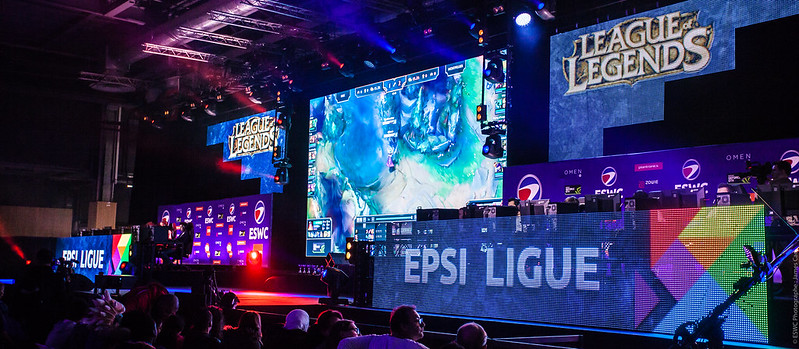 Video gamemMatch on stage between two teams of the high school esports league EPSI