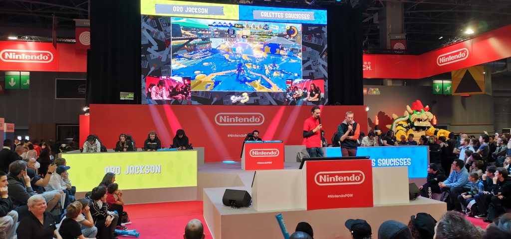A view of the Nintendo stage at Paris Games Week 2022 with Splatoon competition on it.